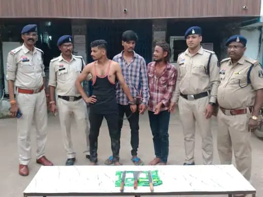 भिलाई में चाकू-चापड़ लहराकर दहशत फैलाने वाले तीन आरोपी गिरफ्तार