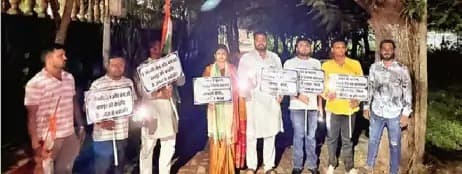 रायपुर में शनिवार को कांग्रेस कार्यकर्ताओं ने शहर में कम से कम चार "ऑक्सीजन जोन" विकसित करने की मांग को लेकर प्रदर्शन किया।