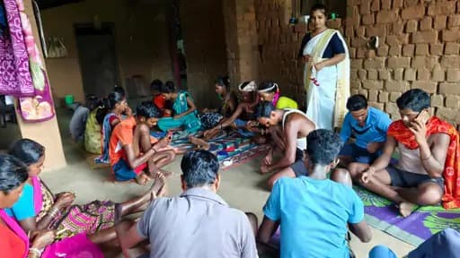 तला कासरंग के संरक्षण व संवर्धन पर कार्यशाला: युवाओं ने बुजुर्गों की मदद से आभूषण बनाना सीखा