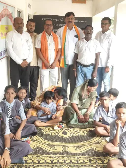 दृष्टि और श्रवण बाधित छात्र-छात्राओं के स्कूल में फल वितरण
