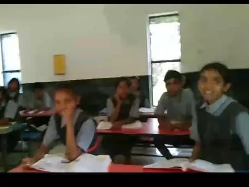 बलरामपुर में त्रैमासिक परीक्षा में शिक्षकों की लापरवाही: 2 घंटे तक इंतजार करते रहे छात्र