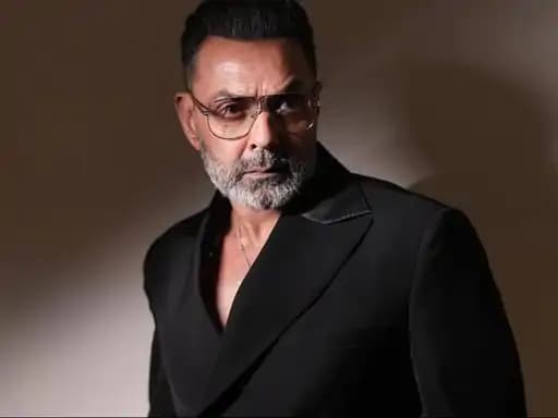 बॉलीवुड अभिनेता बॉबी देओल इस साल दशहरे के अवसर पर दिल्ली के ऐतिहासिक लाल क़िला मैदान में आयोजित लव कुश रामलीला में रावण दहन करेंगे।
