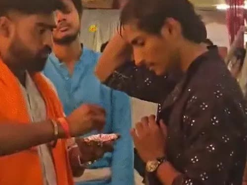 छत्तीसगढ़ के जगदलपुर में एक मुस्लिम युवक को गरबा कार्यक्रम में भाग लेने के दौरान तिलक लगाकर माता के जयकारे लगवाए गए।