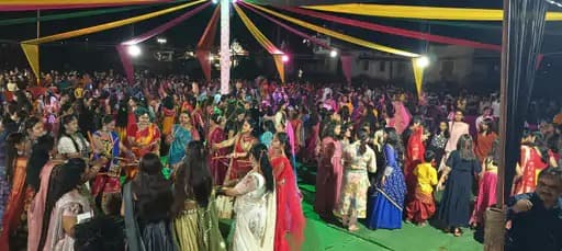 अंबिकापुर में भक्ति संध्या: भक्ति गीतों पर देर रात तक थिरकते रहे लोग