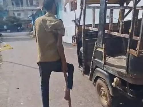 बलरामपुर जिले के श्रीदत्तगंज निवासी जगदंबा यादव ने शारीरिक विकलांगता को मात देते हुए अपने संघर्षपूर्ण जीवन की मिसाल पेश की है।