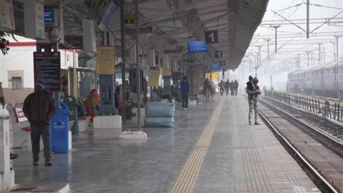 उसलापुर स्टेशन पर ‘अमृत भारत योजना’ में बड़ी कमी: प्लेटफार्म पर टूटी-फूटी सुविधा, शौचालय तक नहीं