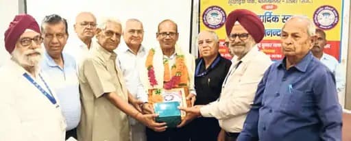 स्वास्थ्य और बैंकिंग संबंधी जानकारी दी गई बैठक में
