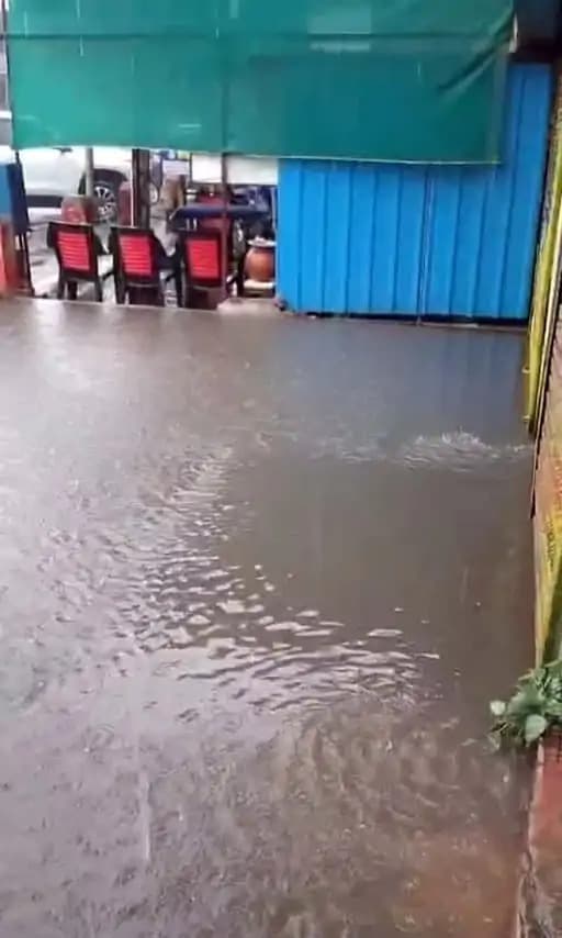 कोरिया जिले के मनेंद्रगढ़ में बारिश के कारण दुकानों में पानी भरने की समस्या सामने आई है।