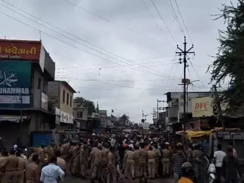 महाराष्ट्र के अहिल्यानगर (पूर्व में अहमदनगर) जिले के कोटला क्षेत्र में रविवार रात एक रांगोली पर "I Love Muhammad" लिखे जाने से सांप्रदायिक तनाव उत्पन्न हो गया।