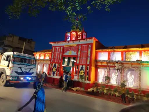 जौनपुर के बजरंग नगर बाजार में लौटी रौनक: मूर्ति पूजा से बढ़ी चहल-पहल