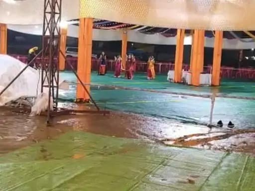 कोंडागांव में गरबा महोत्सव पर मौसम की मार: तीन दिन से जारी बारिश से कार्यक्रम प्रभावित, श्रद्धालुओं को लौटना पड़ा वापस