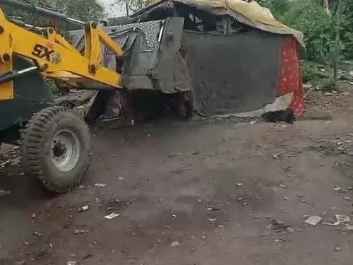 रायपुर में गांजा तस्करों के खिलाफ प्रशासन ने कड़ी कार्रवाई की है।