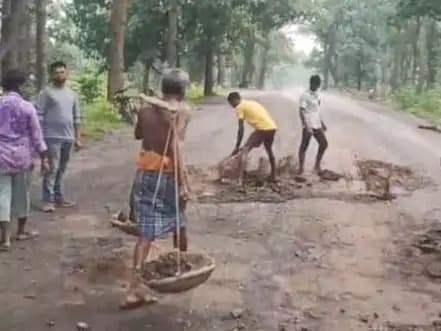 रायगढ़ जिले के छाल क्षेत्र में घरघोड़ा जाने वाली सड़क पर गड्ढों की समस्या ने ग्रामीणों को परेशान कर दिया है।