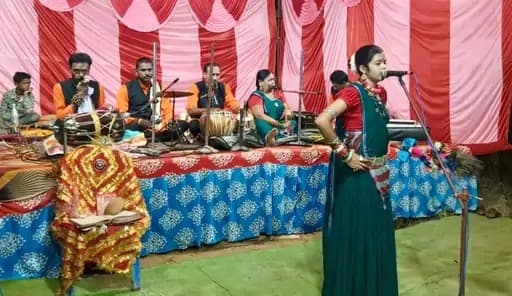 नवरात्रि महोत्सव में पाण्डवानी गायिका पूनम की प्रस्तुति ने मरोड़हरा में दर्शकों को मंत्रमुग्ध किया