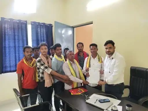 रायगढ़ जिले में हाथियों के हमलों से प्रभावित ग्रामीणों और कोल माइंस परियोजनाओं के कारण हो रहे पर्यावरणीय नुकसान के खिलाफ स्थानीय निवासियों ने एक ज्ञापन प्रस्तुत किया है।