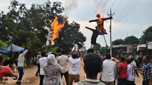 कांग्रेस कार्यकर्ताओं ने खस्ताहाल मार्ग को लेकर किया पुतला दहन