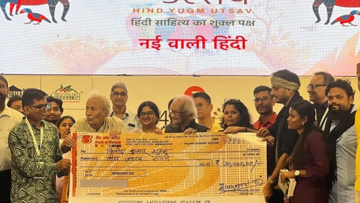 हिंदी साहित्य जगत के प्रतिष्ठित लेखक विनोद कुमार शुक्ल को उनके प्रकाशक 'हिंद युग्म' द्वारा मात्र छह महीनों में ₹30 लाख की रॉयल्टी प्रदान की गई है।