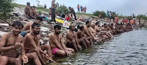 झुमका डेम में पितृ तर्पण: पितरों की आत्मा की शांति के लिए विधि-विधान से पूजा-अर्चना