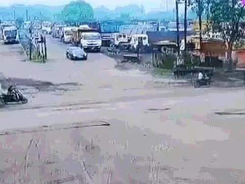 रायगढ़ में ट्रेलर की चपेट में आने से स्कूटी सवार युवक की मौत का हादसा