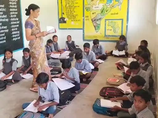 मनेंद्रगढ़-चिरमिरी-भरतपुर: प्राथमिक स्कूल में शिक्षकों की अनुपस्थिति से बच्चों की पढ़ाई प्रभावित