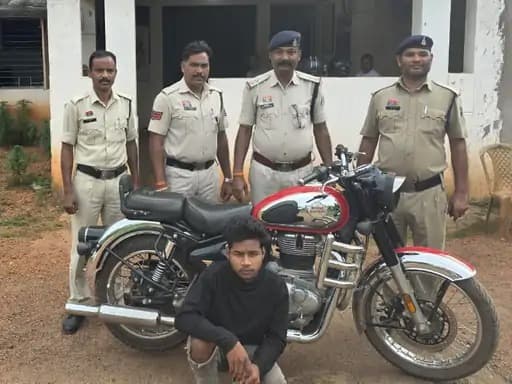 जशपुर जिले के गोरखपुर क्षेत्र में पुलिस ने बाइक चोरी के आरोप में दो व्यक्तियों को गिरफ्तार किया है