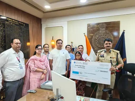 पुलिस सैलरी पैकेज से की गई मदद, सड़क दुर्घटना में मौत पर एसएसपी ने सौंपा चेक