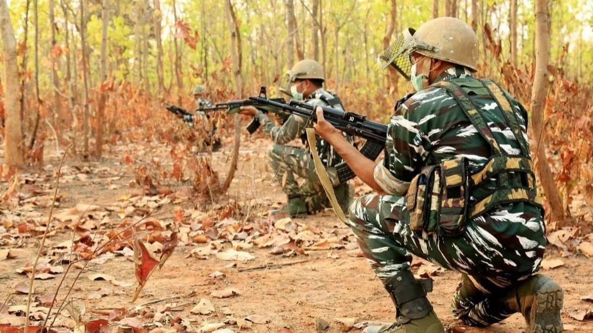 बीजापुर में सुरक्षाबलों के साथ एनकाउंटर में दो नक्सली ढेर, रुक-रुककर जारी है गोलीबारी; कई हथियार बरामद