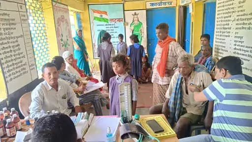अंबिकापुर में आयोजित स्वास्थ्य शिविर: 65 मरीजों की जांच और उपचार