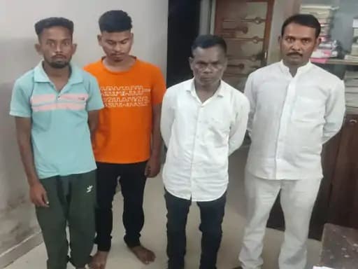 दो अलग-अलग मोहल्लों में पुलिस ने जुआ खेलते सात जुआरियों को गिरफ्तार किया है।