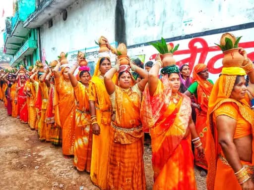 श्रीमद् भागवत कथा के शुभारंभ पर कलश यात्रा निकाली गई