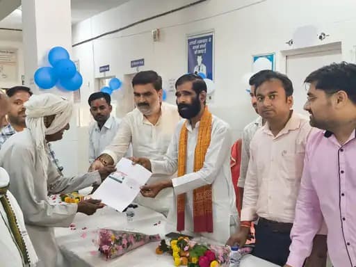 समथर में स्वास्थ्य शिविर का आयोजन — विधायक ने बांटे आयुष्मान कार्ड