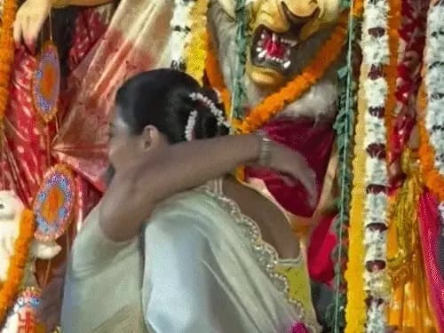 मुंबई के उत्तर मुंबई सर्वजनिन दुर्गा पूजा पंडाल में 29 सितंबर 2025 को आयोजित सप्तमी उत्सव में बॉलीवुड की कई प्रमुख हस्तियाँ शामिल हुईं