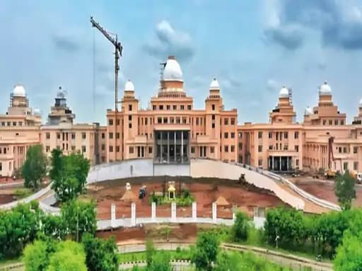 छत्तीसगढ़ की नई विधानसभा भवन अब पूरी तरह से तैयार है और इसकी पहली तस्वीरें सार्वजनिक की गई हैं।