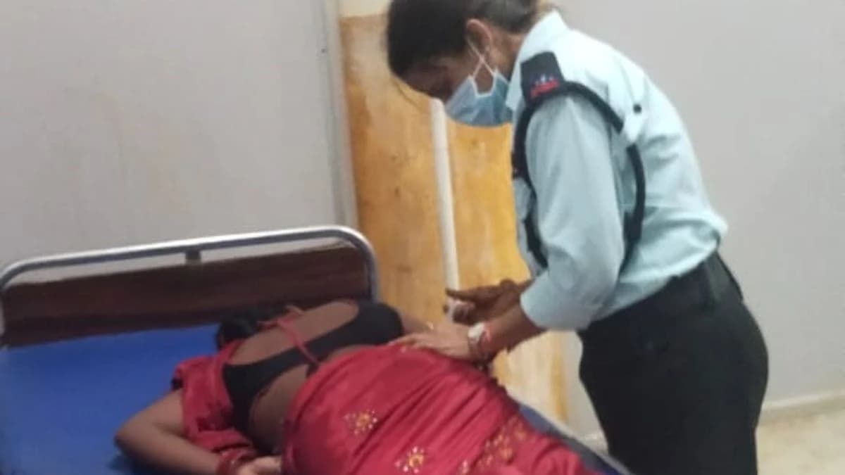 गरियाबंद महिला गार्ड ने मरीज को इंजेक्शन लगाया, कलेक्टर ने नोटिस जारी किया