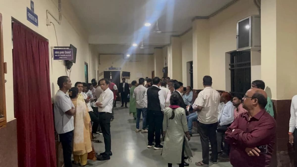 रायपुर, 23 सितंबर 2025: छत्तीसगढ़ के बहुचर्चित शराब घोटाले में आरोपी 28 अधिकारियों को मंगलवार को EOW की विशेष अदालत में पेश किया गया।