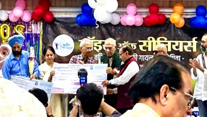 इंदौर में 'वॉइस ऑफ सीनियर्स-8' का सुरमई आगाज़: 60 की उम्र में गूँजा 16 राज्यों का हुनर; हरि दर्शन सिंह बने सुरों के सरताज