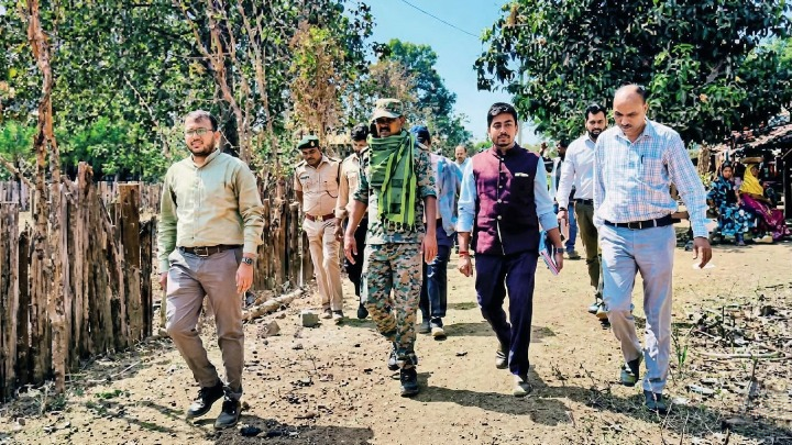 सुकमा से दंतेवाड़ा तक बदला बस्तर का मंजर: जहां कभी बारूद की गंध थी, वहां अब विकास की दस्तक; कलेक्टरों ने बाइक से नापा दुर्गम रास्ता