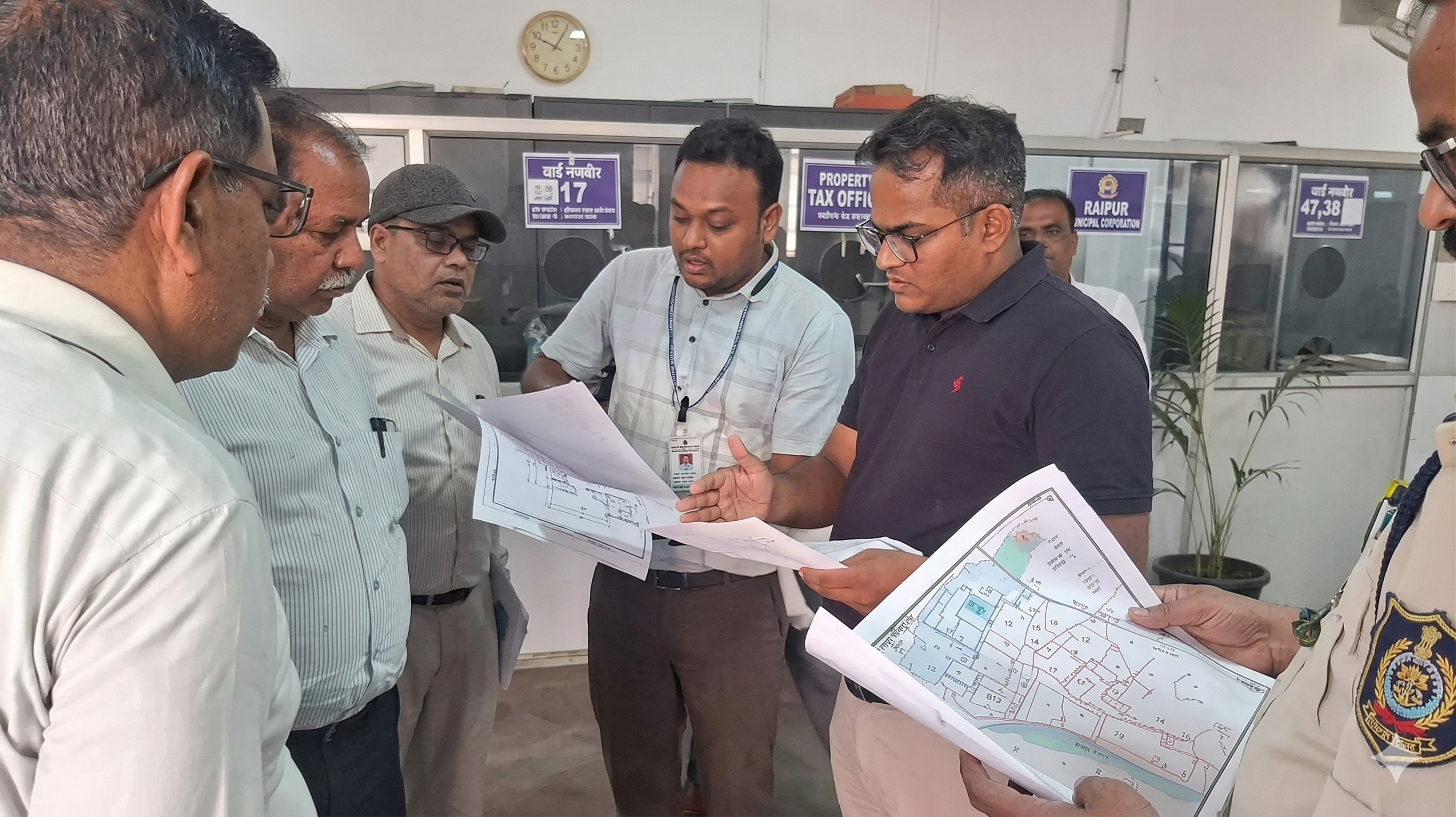 शीर्षक: रायगढ़ नगर निगम में 'आयुक्त' का औचक प्रहार: ड्यूटी से गायब 2 ड्राइवरों की सेवा समाप्त; लापरवाही पर जीरो टॉलरेंस