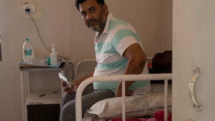 कोरबा: सजायाफ्ता कैदी को अस्पताल में 'वीआईपी ट्रीटमेंट', पुलिस कस्टडी में चलाता रहा मोबाइल