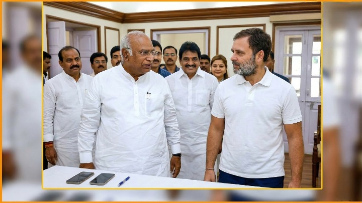 छत्तीसगढ़ कांग्रेस की 'आदिवासी वापसी' रणनीति: दिल्ली में खरगे-राहुल के साथ बैठक; बस्तर-सरगुजा फतह के लिए पेसा और वन अधिकार बनेगा बड़ा मुद्दा