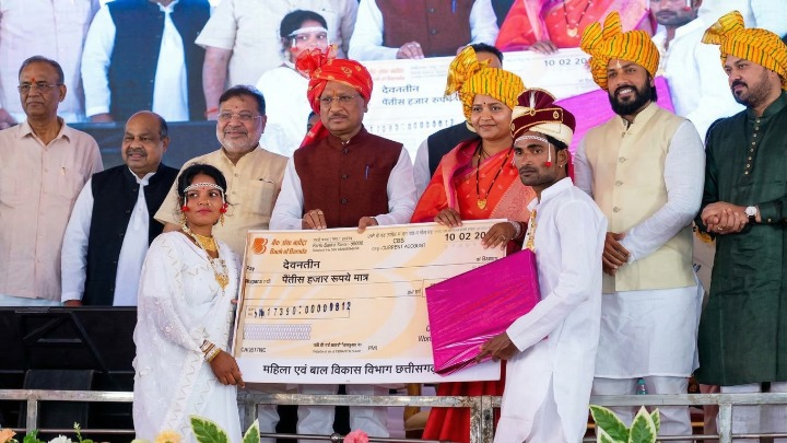 छत्तीसगढ़ का विश्व रिकॉर्ड: मुख्यमंत्री कन्या विवाह योजना 'गोल्डन बुक ऑफ वर्ल्ड रिकॉर्ड' में दर्ज; एक ही दिन में 6,412 जोड़े बने जीवनसाथी