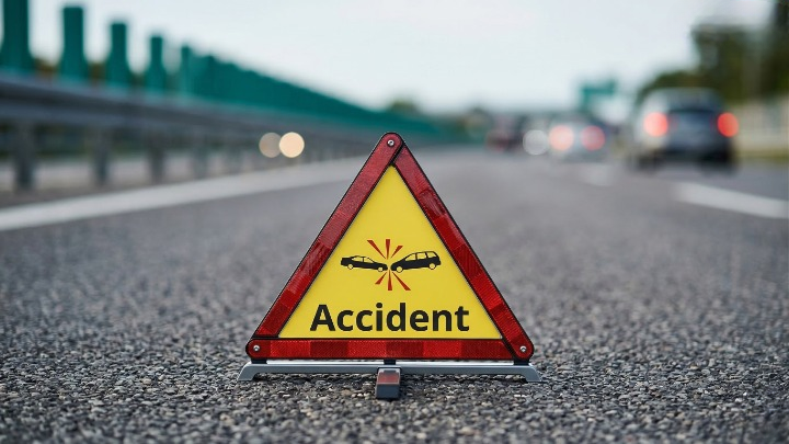 जांजगीर-चांपा सड़क हादसा: कुथुर में स्कूल वैन और ट्रैक्टर-ट्रॉली की भिड़ंत; प्रिंसिपल और बच्चों सहित 12 घायल