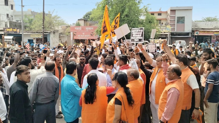 बिलासपुर में 'खामेनेई विवाद' गहराया: ठाकुर राम सिंह समर्थकों के साथ सरकंडा थाने पहुँचे; FIR के विरोध में घेराव और नारेबाजी