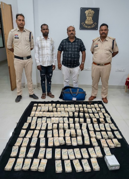 महासमुंद: टेमरी नाका पर पुलिस की बड़ी स्ट्राइक; ओडिशा से आ रही कार से 75 लाख रुपये नगद बरामद, दो आरोपी गिरफ्तार